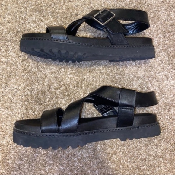 Universal Thread Platform Sandals - Picture 3 of 3